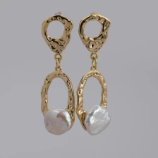 Chine Bijoux à la mode Boucle d'oreille rétro en perle blanche. fabricant