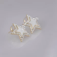 porcelana Pendiente de tuerca de circón de marisco blanco en forma de cinco estrellas. fabricante