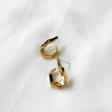 Chine Boucles d'oreilles irrégulières plaquées or. fabricant