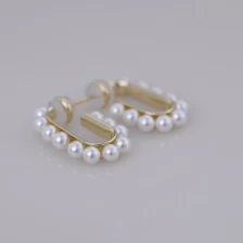 Chine Boucles d'oreilles créoles pavées pleines de perles de verre. fabricant