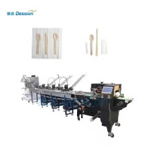 China Plastic Bestekset Vork Mes Lepel Wegwerp Eetstokje Tandenstoker Automatische Kussen Verpakkingsmachine met Servet fabrikant