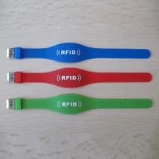 China wristband de dupla frequência do silicone RFID com botão relógio fabricante