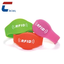 中国 オーバル ヘッド RFID シリコーン リストバンド カスタム卸売 メーカー