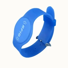 China Werbegeschenk Uhr PVC 13,56 MHz RFID Smart Bracelet Wasserdichtes Smart Bracelet mit Kunststoffschnalle Hersteller