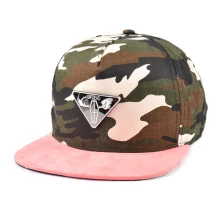 porcelana Sombrero de snapback con 5 paneles de ante de camuflaje y logo metálico. fabricante
