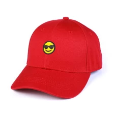 China ontwerp borduurwerk logo rood katoen baseball caps op maat fabrikant