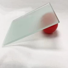 Chine Cloisons en verre trempé insonorisées de 6mm pour les bureaux, diviseurs en verre givré blanc trempé de 6/25. fabricant