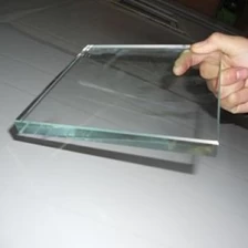 Chine Verre trempé à faible teneur en fer à faible épaisseur de 6 mm, fabricant de verre trempé ultra transparent fabricant
