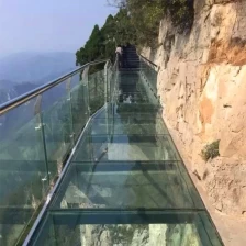Chiny SGCC CE certificated high quality structural floor glass safety clear translucent frosted slip proof anti slip tempered double or triple laminated glass walkway price producent