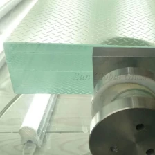 Китай 50,56 мм противоскользящий низкоуглеродистый ламинированный пол, полиламинатный ламинированный нескользящий стеклянный пол и лестницы, 4-х слойное защитное стекло сэндвич производителя