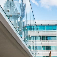 China Outdoor-Glas-Standoff-Balkon-Geländersystem, gehärtetes Glas-Terrasse Balkon Balustrade, laminiertes Glas und Edelstahl-Armaturen-Balkon Handlauf Hersteller