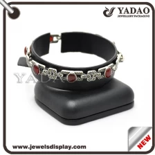 China 2015 Elegant Imported PU Leather Material Romantic Window Showcase Jewelry Display Stands Bracelet Display Stand Bangle Holder Supplier manufacturer