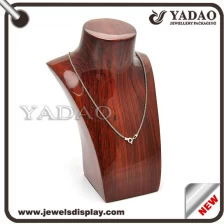 China 2015 Preço de fábrica de alta qualidade da exibição de jóias display stand de exibição de madeira lacada Bust para pingente e colar Detentor fabricante