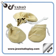 porcelana 2015 bolsa de terciopelo venta caliente para el paquete de la joyería con su insignia hecha en China fabricante