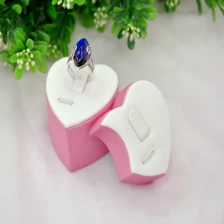 Китай 2015 новейший белый и розовый кожаный палец кольцо стенд кольцо для ключей витрина внутри деревянный, сделанные в Китае производителя