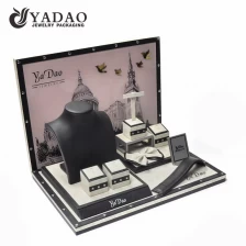Cina 2017 inverno nuova moda per la visualizzazione di gioielli---display in similpelle insieme con rivetto come ornamenti adatti per esporre gioielli pregiati. produttore