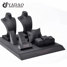 Cina Espositore per gioielli in similpelle nera personalizzato per nuova serie invernale per vetrina e espositore da banco produttore