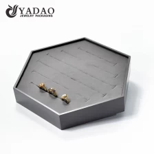 China 2017 inverno série nova---inclinação hexagonal cinza couro e anel de veludo display com slots para exibir anéis em sua sala de exposições. fabricante