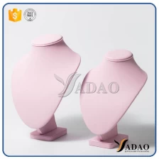 Κίνα Προσαρμοσμένο ζεστό-πωλημένο εξαίσιο μοντέρνο μαλακό χρώμα MDF + δερματίνη κολιέ προτομή / κοσμήματα απεικονίσεις για κολιέ / μενταγιόν κατασκευαστής