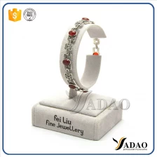 Chine 2017 tentant en gros designable de haute qualité MDF coatde avec des présentoirs de bijoux en velours doux pour bracelet bracelets montre fabricant