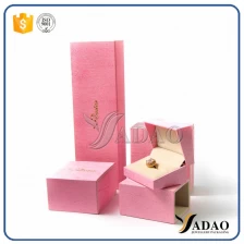Chine couleur chaude personnalisée en gros bien conçue avec couvercle extérieur boîte à bijoux en plastique pour bague / bracelet / bracelet / collier / emballage de boucle d'oreille fabricant