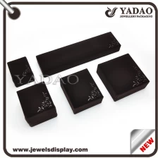 China Schwarzen Samt Schmuckschatulle für Ring Halskette Armband Ohrring in China hergestellt Hersteller