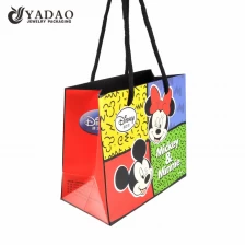 China CMYK Druckpapier Tasche Geschenkverpackung Papier Einkaufstasche Disney Muster Verpackung Tasche Hersteller