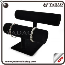 porcelana China Fabricación de soporte de exhibición de joyería Pantalla de pulsera de color negro MDF + Proveedor de soporte de exhibición de reloj de terciopelo fabricante