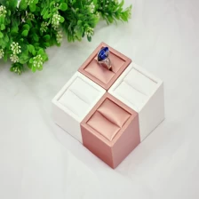 中国 店のカウンターや窓のショーケースとプレゼンテーションリング出品ホルダーのためのハイエンドの白とピンクのジュエリーディスプレイの中国工場スタンド メーカー