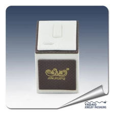 porcelana China fabricante PU de Brown y blanco soporte del anillo de la PU con el logotipo de la hoja de oro para joyería fabricante
