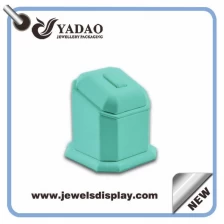porcelana China proveedor excelente diseño hermoso color de soporte de la PU del anillo exhibición de la joyería de cuero fabricante