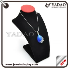 Čína Čína dodavatele hot prodej černý samet kryt dřevěné šperky náhrdelník displej busta pro klenotnictví výrobce