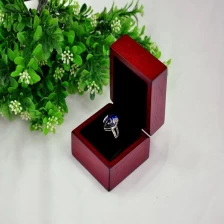 Cina Scatole di legno Classic Jewelry Display Box di alta qualità Imballaggio dei monili Box anello display vetrina produttore