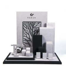 porcelana Sistema lujoso de exhibición de la joyería de la venta al por mayor del metal de la microfibra usable gris de encargo fabricante