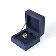 porcelana Caja de joyería de soporte de acero plástico de embalaje de alto grado personalizado para pendiente de anillo de collar fabricante