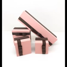 中国 カスタムロゴの高級ピンクのネックレスブレスレットリングボックスジュエリー包装箱弓リボン メーカー