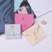 Chine Logo personnalisé microfibre de luxe bijoux enveloppe sac en daim velours rabat à bijoux fabricant