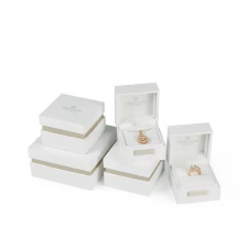 China Benutzerdefinierte Pure White Armreif Ring Halskette Armband Separate Deckel Schmuckschatulle Hersteller
