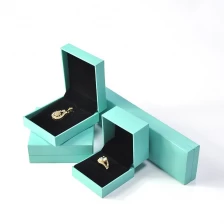 中国 宝石類の包装のために中レザーシートの紙そしてビロードで覆われる注文のばねの緑のプラスチック箱 メーカー