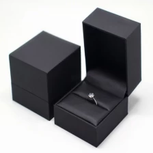 porcelana Por encargo de caja de anillo de plástico negro mate aro con esponja de alta calidad insertar fabricante