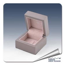 porcelana Caja de anillo mate de madera de gama alta hecha a medida para el anillo del diamante. fabricante