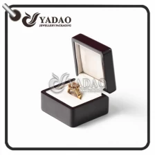 porcelana Caja de anillo de madera brillante hecha a la medida del final con una ranura para poner el anillo hecho en Yadao. fabricante