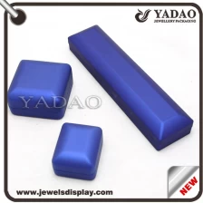porcelana Materiales metálicos de cuero caja de la joyería caja del anillo de la joyería cubierta con luz LED hechos en China fabricante
