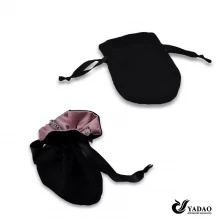Chine Sachets imprimés personnalisés noires en daim bijoux, sacs de bijoux de suède sachets sacs avec des cordons noirs et de la soie rose à l'intérieur de gros fabricant