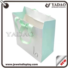 China Customed logo printing fashion shopping bags for jewelry display and gift packing strong paper handbag fabricante