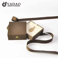 China Customize high quality jewelry packaging box paper drawer pendant box gift packing box with ribbon tie fabricante