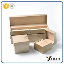 China Passen Sie Großhandel-Fabrik Preis kostenloses Logo Kunststoff Schmuck Set-Box inklusive Armband Anhänger Ring Armreif Kette Ohrring Box an Hersteller