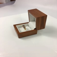 Κίνα Customzd Solid Wood PU Δερμάτινο Δερμάτινο Εσωτερικό Μαύρο Δαχτυλίδι Κοσμήματα Συσκευασίας Δαχτυλίδι κατασκευαστής