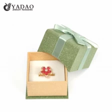 China Design e caixa de embalagem do anel do papel verde da jóia feita sob encomenda com inserção da almofada de esponja da fabricação de China fabricante
