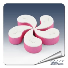 中国 展示会やショップカウンターカスタムリングディスプレイ小道具のためのエレガントな三日月形の白とピンクのPUジュエリーディスプレイスタンド メーカー